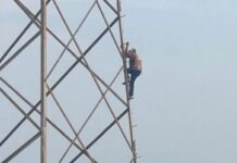 Rescatan a mujer de la tercera edad de torre de alta tensión; protestaba por conflicto familiar