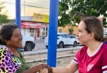 Rocío Beltrán del Rio escucha a vecinos de la colonia Revolución en Delicias