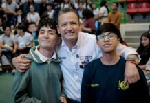 Alerta Bonilla a estudiantes sobre riesgos digitales y comparte estrategias de prevención en Juárez