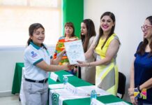 Entrega Miriam Soto, CECATI e ICATECH constancias a alumnos del COBACH 28 de Meoqui en cursos de fotografía y robótica
