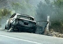 Se incendia y calcina vehículo en la carretera a Delicias; no hubo lesionados