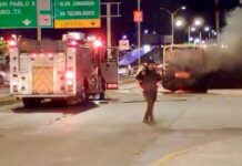 Se incendia camión de personal con decenas de obreros a bordo en Juárez; no hay lesionados