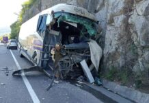 Camión de pasajeros y chocan en SLP; dos jóvenes pierden la vida