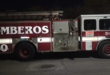 Incendio consume bodega de muebles en Lotes Urbanos; bomberos sofocan las llamas