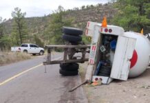 Identifican a dos trabajadores que murieron en volcadura de pipa con gas en Guerrero