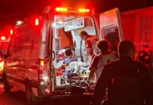 Niña de 7 años llama al 911 y salva a su madre; policías aplican RCP por 30 minutos
