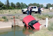 Nissan cae a canal en Delicias tras maniobra de reversa; tripulantes salen ilesos