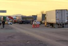 Bloquean carretera a Juárez para frenar presuntos acarreados a marcha de Morena