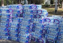 Colocan botellas de agua en Glorieta de Chihuahua previo a marcha de Morena