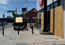 Comerciantes blindan negocios en Chihuahua previo a marcha de Morena