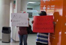 Manifestantes reciben a dirigentes de Morena en aeropuerto de Chihuahua con pancartas de rechazo