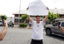 Manifestantes de Morena sacan a hombre que se infiltró con cartulina en contra del partido