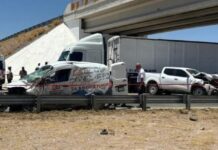 Un muerto y tres lesionados tras choque entre pick up y unidad de carga
