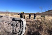 Vuelca vehículo de la Secretaría de Salud en carretera Aldama a Ojinaga; conductor ileso