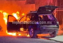 Se incendia camioneta y daña negocio en Camargo