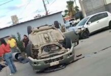 Vuelca Sentra tras chocar auto estacionado en Chihuahua