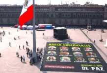 Colocan megamanta afuera del Zócalo y piden a Claudia Sheinbaum romper pacto