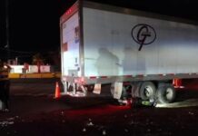 Motociclista y su hija resultan con raspones tras accidente con tráiler en Delicias