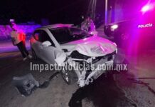 Menor ebrio choca camioneta contra auto en calles de Camargo; no hubo lesionados
