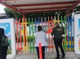 Muere niño de 6 años tras colapsarle estructura de columpio en jardín de niños