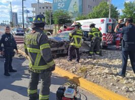 Choque frontal en Chihuahua deja un herido grave prensado en su auto