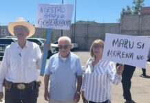 Reciben a Maru Campos con pancartas de apoyo en Parral previo a inauguración de CEJUM