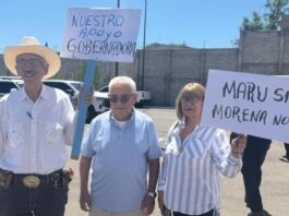 Reciben a Maru Campos con pancartas de apoyo en Parral previo a inauguración de CEJUM