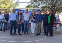 Entregan gobiernos de Maru Campos y Jesús Valenciano uniformes, tenis y útiles escolares
