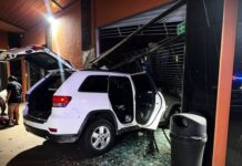 Se queda dormido y termina dentro de una licorería; estaba alcoholizado