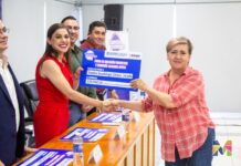 Entregan Miriam Soto y Rafa Loera créditos a comerciantes y emprendedores