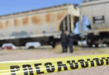 Tren impacta a pipa en carretera federal 45; conductor sale ileso
