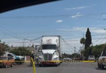Tráiler derriba poste y cableado en la Central y 9ª Sur de Delicias