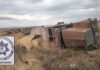 Tractocamión con 35 toneladas de cebada vuelca; conductor ileso