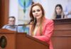 Dan protección a diputada Paola Gárate tras dejarle corona fúnebre afuera de su casa en Culiacán