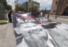 Reciben con lona al alcalde Cruz Pérez Cuéllar en Chihuahua capital: “La cruz de México son los narcopolíticos”