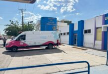 Mujer grave tras volcadura en Saucillo; camioneta cayó a canal