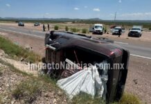 Volcadura en carretera a Delicias deja solo daños materiales; adultos mayores resultan ilesos