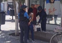 Detienen a pareja por robo de playeras de la Selección Mexicana en tienda del Centro