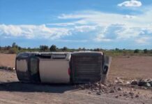 Abandonan camioneta volcada tras accidente en camino al panteón Juan Pablo II
