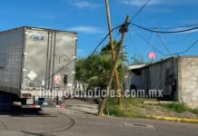 Tráiler derriba tres postes; deja daños en viviendas y red de Telmex