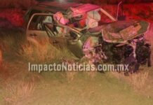 Invade carril y provoca fuerte choque entre camioneta y tráiler en carretera La Cruz–Conchos
