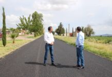 Supervisa Jesús Valenciano rehabilitación de carretera entre Morelos y Cuauhtémoc