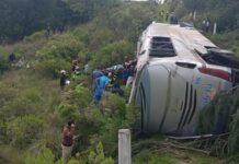 Camión cae a barranco en carretera de Toluca; mueren cuatro personas y 13 resultan heridas