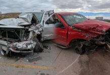 Pierde control por charco y provoca choque; menor y mujer lesionados