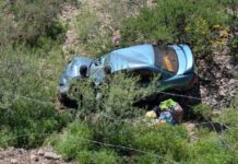Pierden el control y vuelcan en arroyo de carretera a Delicias