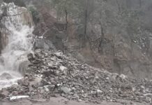 Derrumbe bloquea por completo la carretera entre Moris y Ocampo