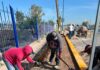 Gobierno de Meoqui construye banquetas perimetrales en el CBTA 147 para mejorar la seguridad de estudiantes