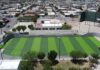 Avanza instalación de pasto sintético en cancha de fútbol rápido de la Macroplaza