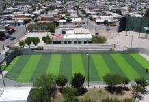 Avanza instalación de pasto sintético en cancha de fútbol rápido de la Macroplaza