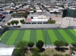 Avanza instalación de pasto sintético en cancha de fútbol rápido de la Macroplaza